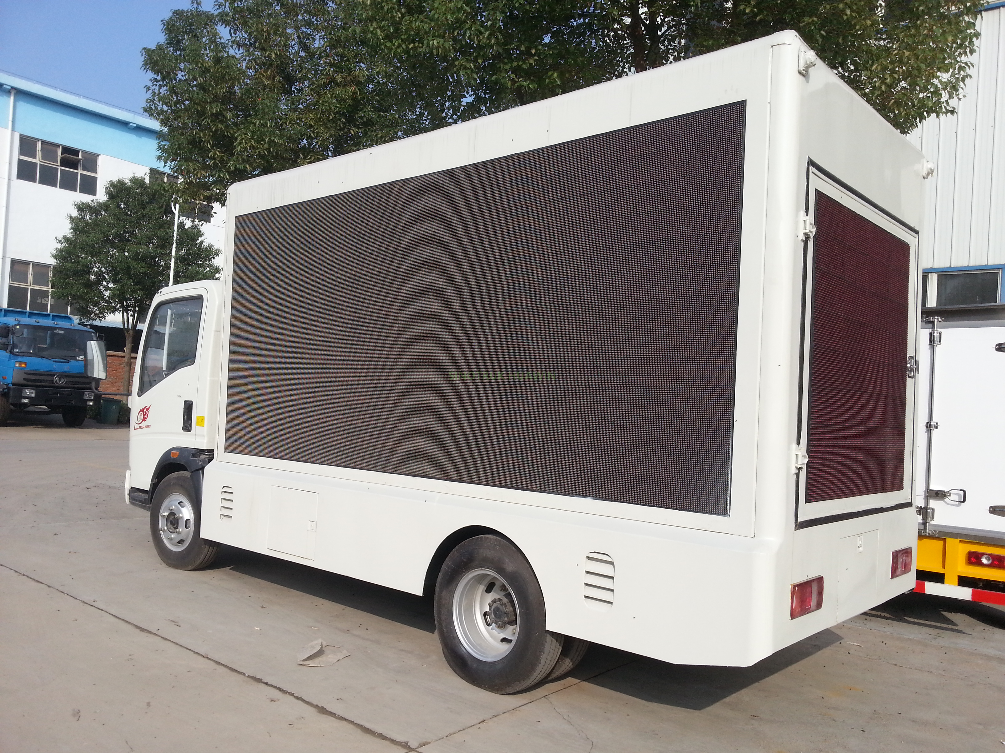 Camión con pantalla LED publicitaria SINOTRUK 4x2