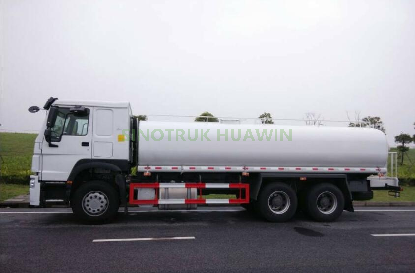 Camión cisterna de agua SINOTRUK HOWO 6X4 en venta