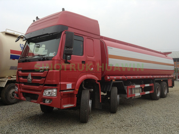 Camión cisterna de combustible de aceite SINOTRUK HOWO 8X4 en venta