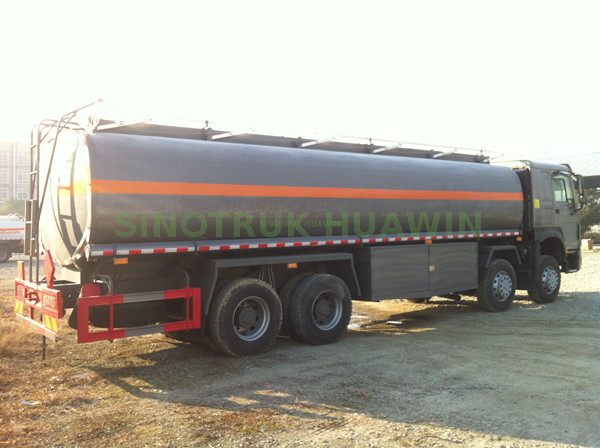 SINOTRUK HOWO 8X4 Camión cisterna de combustible de 30000 litros