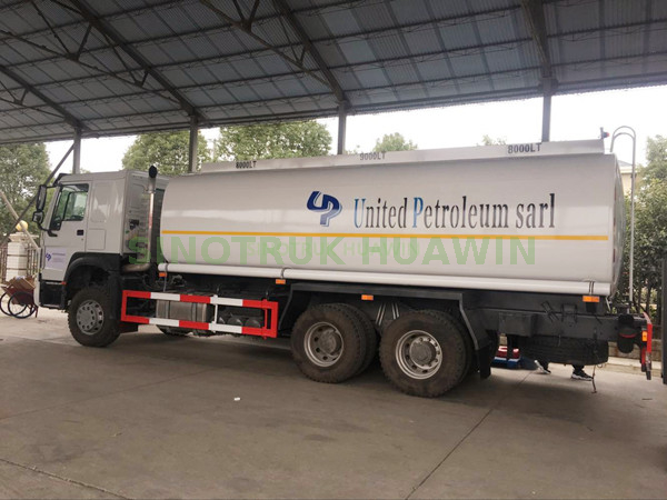 Camión cisterna de combustible de aceite SINOTRUK HOWO 6X4 en venta