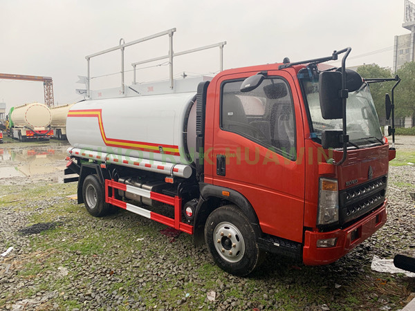 Camión cisterna de combustible SINOTRUK HOWO 4X2