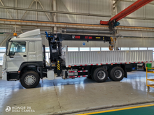 Camión SINOTRUK HOWO 6x4 con grúa HIAB